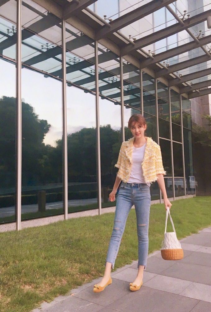 乔欣有钱任性！好好的牛仔裤非得剪掉一块，网友：真显腿长