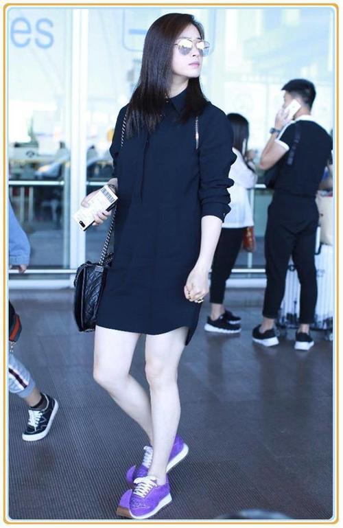 本以为穿黑色衬衫裙的蒋欣腿已经够细了，但看到宋茜，我沉默了！