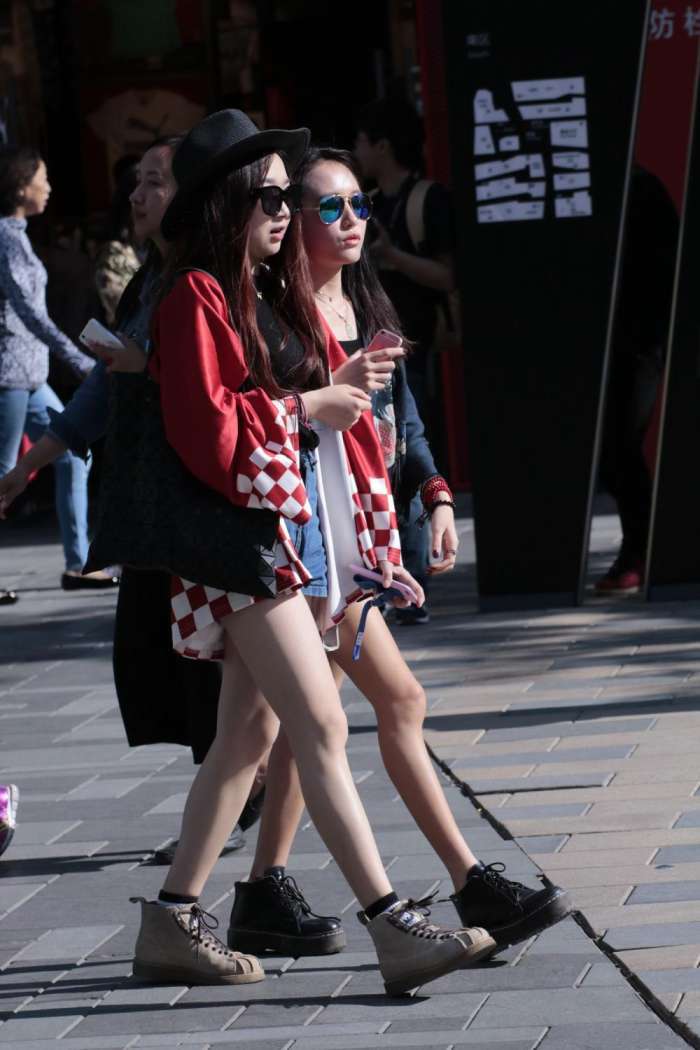 街拍: 时尚两姐妹逛街狂秀美腿, 夏天的味道越来越浓了