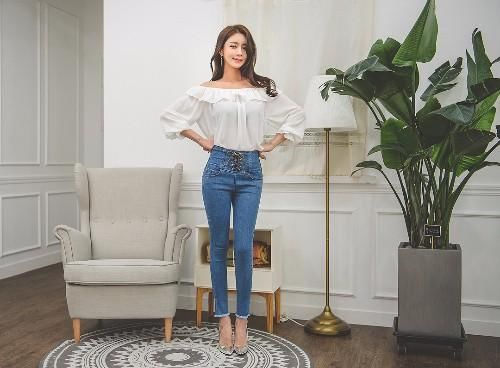 身材匀称的牛仔裤美女，双腿纤细修长，穿出女王气质！