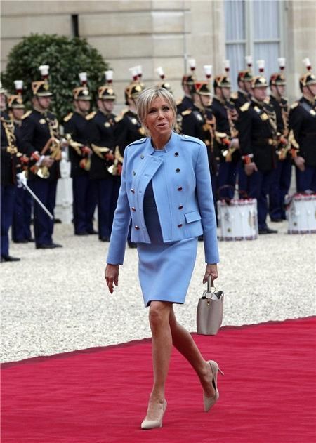 马克龙带夫人到处出访，65岁的她穿10cm的恨天高跟鞋比头发还抢眼