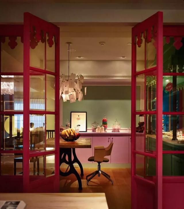 大红大绿，这家新房可能是全小区最漂亮的！颜色大胆，像童话世界