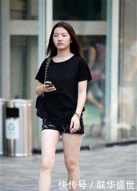 『小美女』街拍:长发小美女,黑色T恤搭配牛仔热裤,简单又时尚