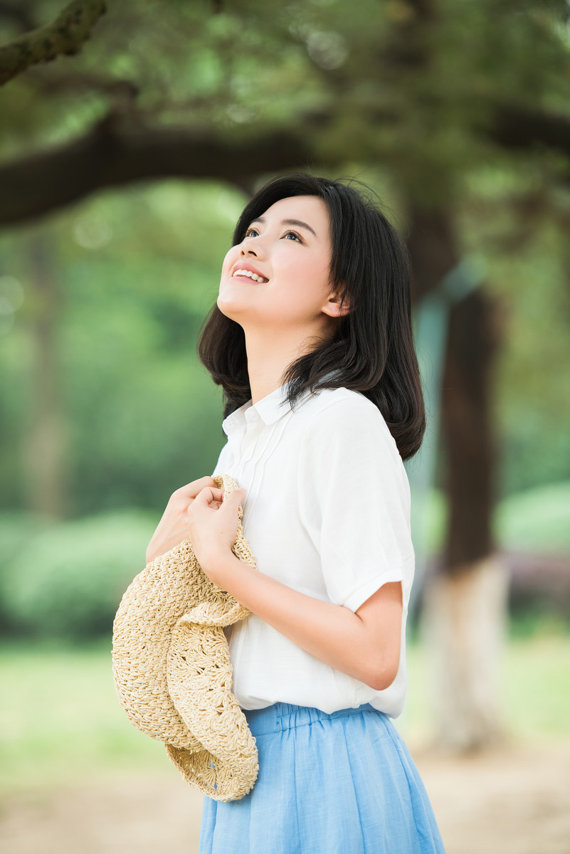 穿白衬衫的短发素颜大眼女孩写真