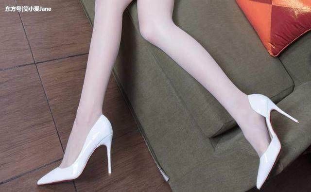 尖头细跟的设计充满了视觉的冲击感，塑造出了女人的迷人姿态