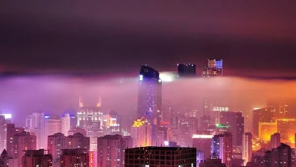 自然界的奇观;建设在悬崖下的小镇、可以自行浇灌的沙漠大黄。