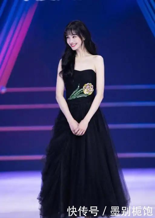 直发：郑爽真是特别的存在，稍微胖点就变美，穿碎花配黑直发美出新高度