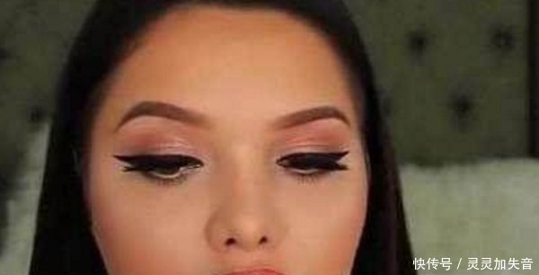 女子作死化妆测试,在嘴上涂一百层口红,涂完后变成这样