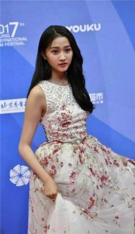 关晓彤穿短裤现身机场,看到她的大长腿,终于知道什么叫腿精了!