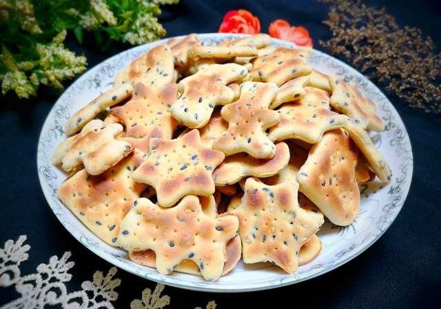  『发面小饼干』想吃饼干自己在家做，不用水不油炸，香甜酥脆，比买的还好吃