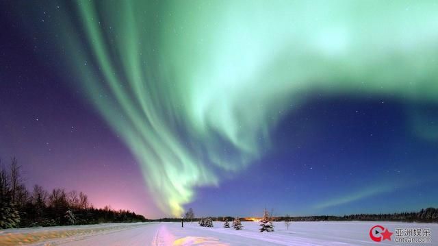 华为P20承载的这抹极光 完美预告今年的时尚色