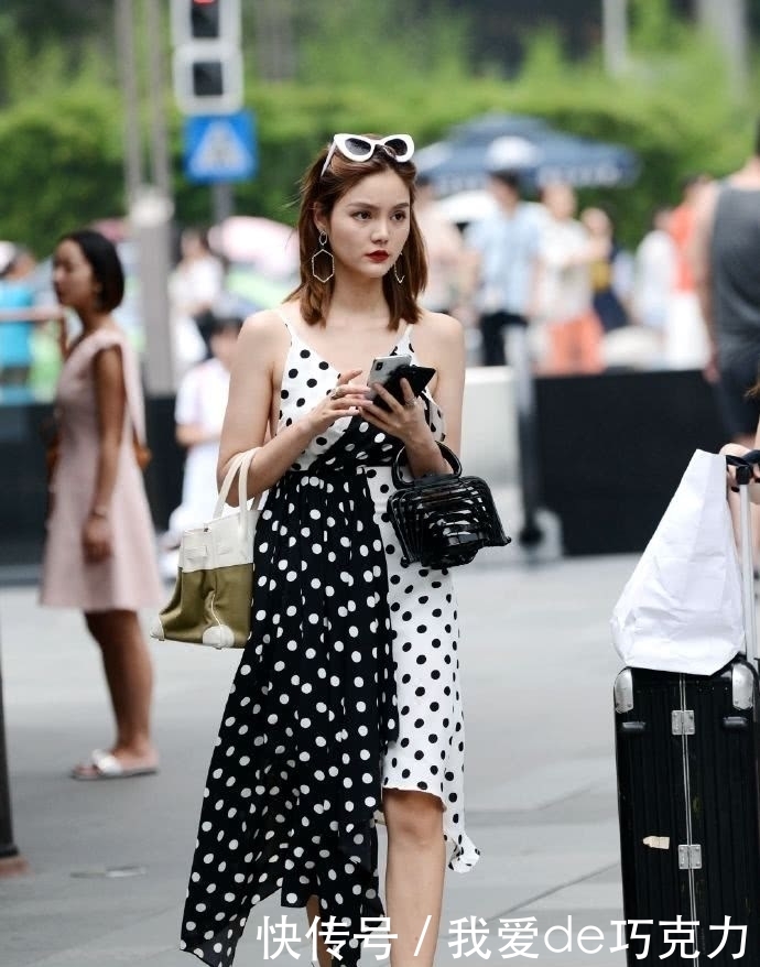 『气质』路人街拍：气质美女穿拼接波点裙，落落大方的样子真美！