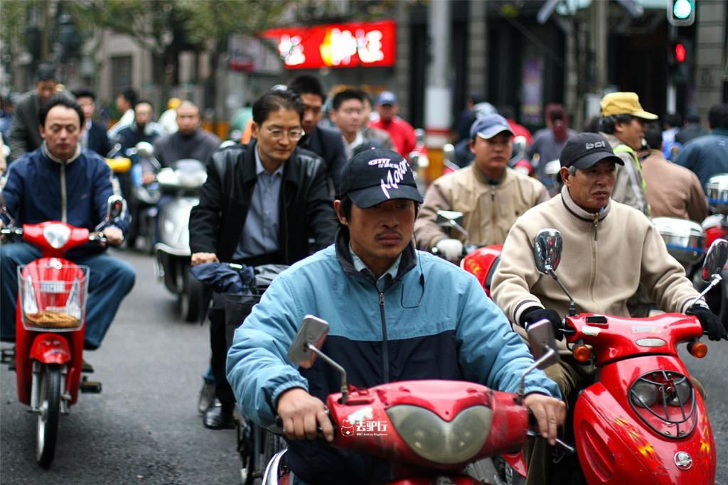  【中国】12年前的上海，GDP相当今天二线城市，公路上摩托车自行车泛滥