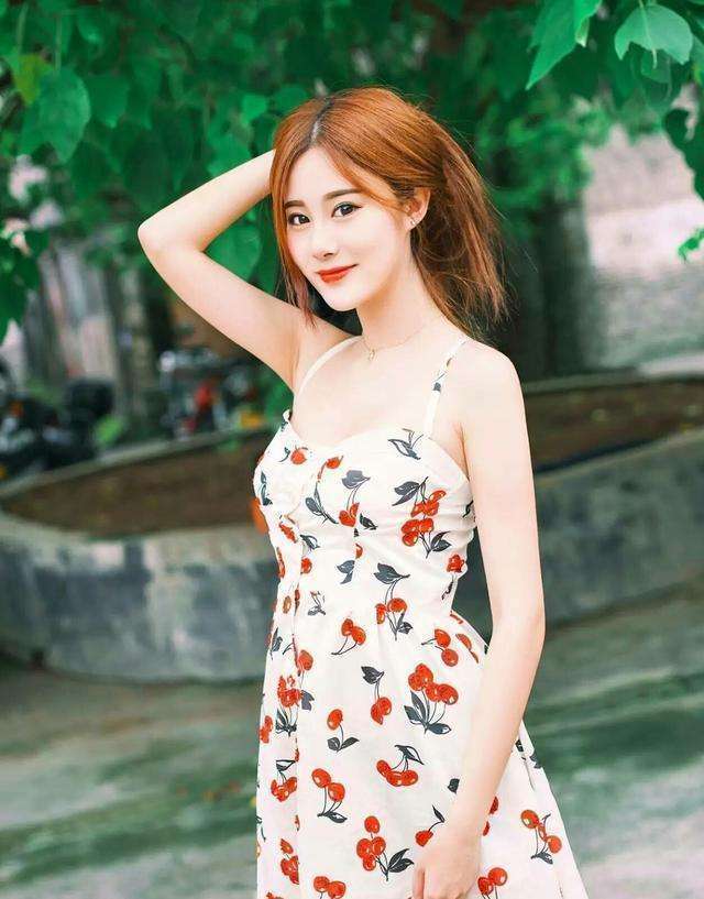 街拍：小姐姐背包骑自行车，很好的利用视觉死角!