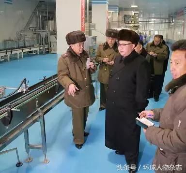 豹纹眼镜、镂空草帽、纯白T……金正恩这时尚look，甩你十几条街