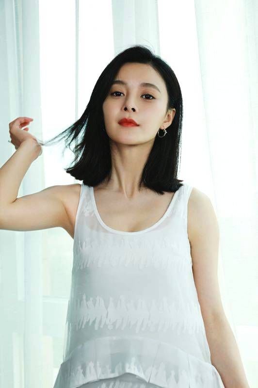王瑞子夏日清新图曝光 白裙优雅恬静仙气十足