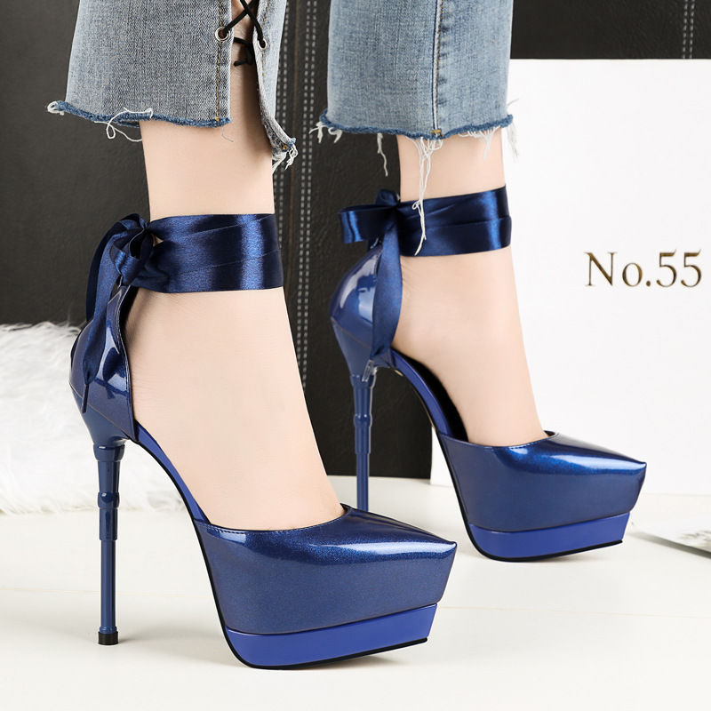 这一定是今年最性感又温柔的高跟鞋了，穿起来比夜店的女人还美