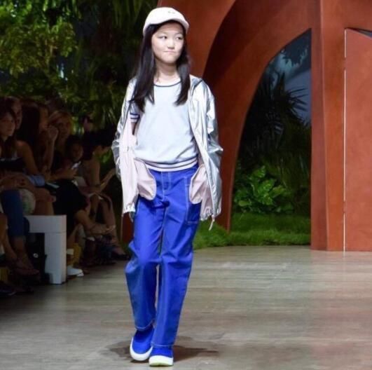 21岁窦靖童与12岁李嫣近照，一个眉目清秀一个气场全开