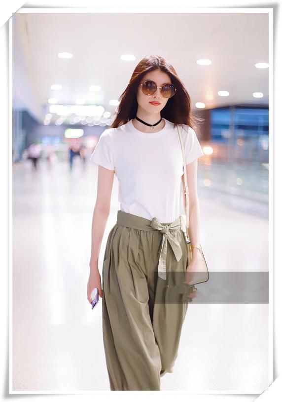 当瘦掉20斤赵薇穿上高腰裤，网友直呼:美炸天!连何穗都甘拜下风