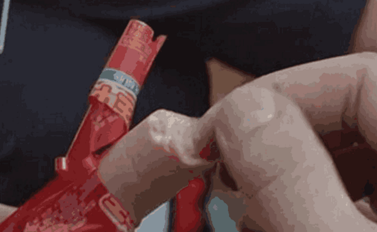 男子偷吃公司火腿肠,吃了一口后察觉不对劲,主动报警