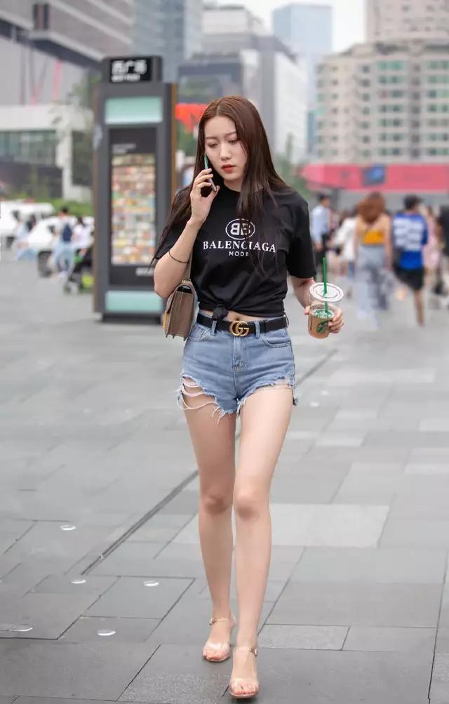 街拍美图 美女穿蕾丝吊带连衣裙 浓浓的女人味，甜美带着点小性感