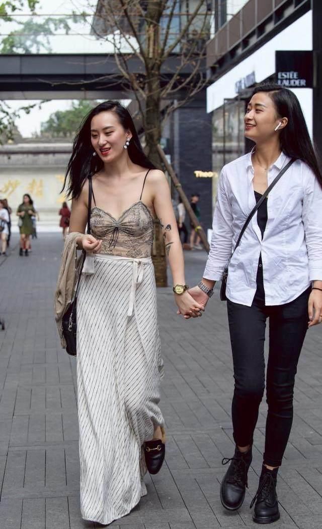 都说性感的美女最妩媚,左边的这位小姐姐身穿吊带杉十分迷人!