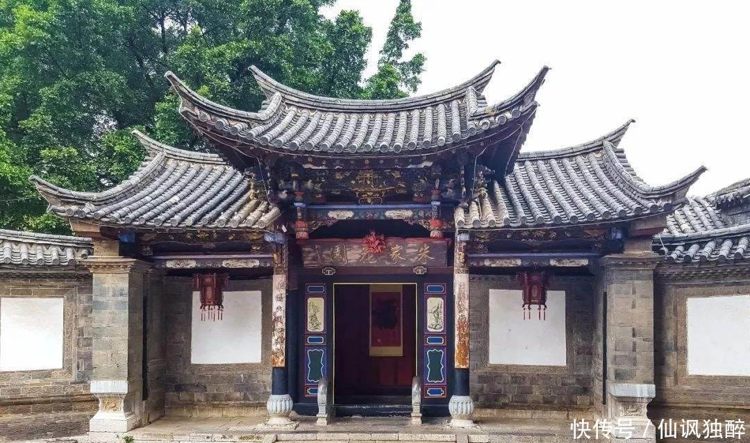 四川的云顶寨以名臣崖、云顶古寨、云顶鬼市闻名于世