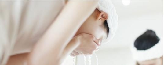 『油性肌肤』洗面奶早晚都要用吗?别把你的脸洗坏了,很多女生都做错了