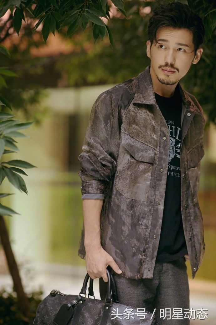 白宇时尚又帅气，霸道总裁范儿十足!