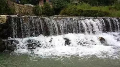  村民：宅基地离公路两百多米, 想修条路拉建材, 却遭到村民百般阻挠