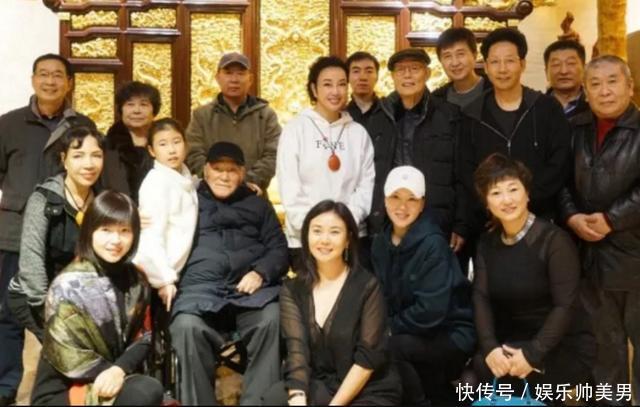 刘晓庆不服老！63穿23衣服，网友：奶奶别装了，脸都成石膏了