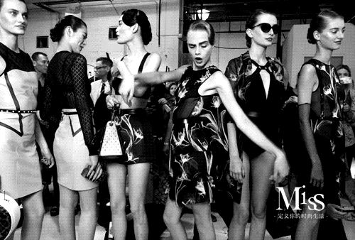 丑的要命的Bike shorts，终于被卡戴珊家族和她们的闺蜜团救活了