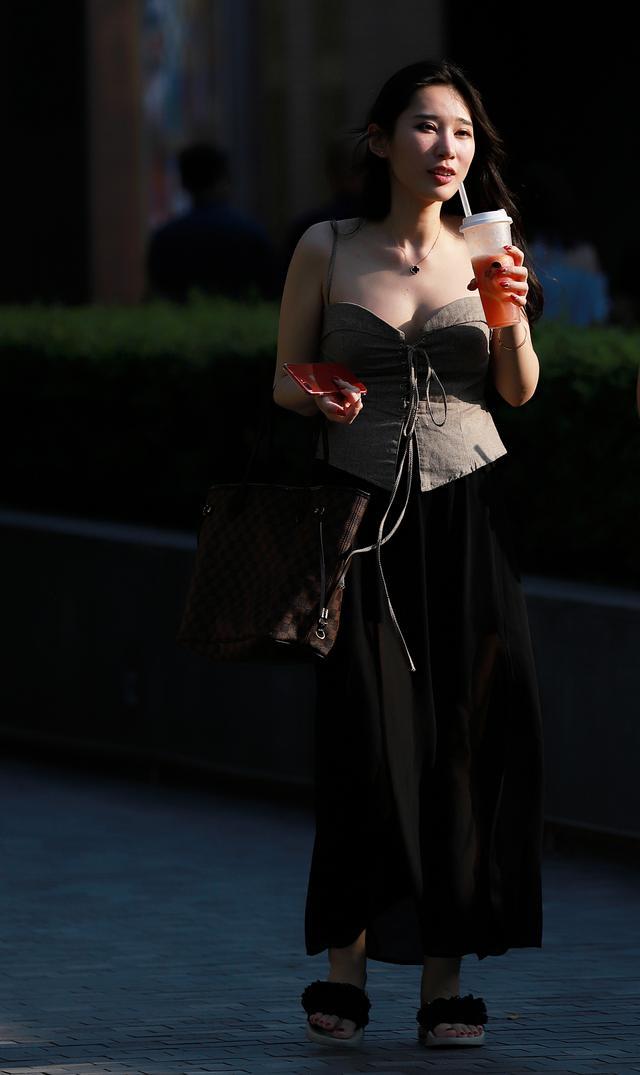 美女小姐姐优雅大方倾城倾国，迷倒万千路人！