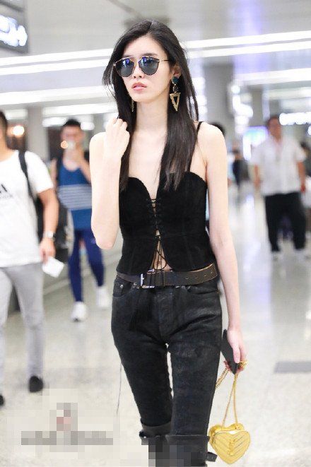 奚梦瑶直接穿了件胸衣出门,看得人想报警!