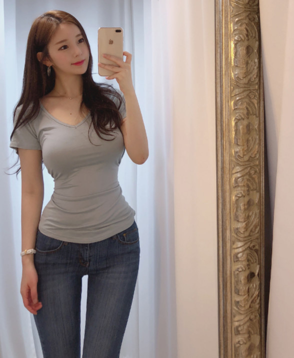 性感小姐姐紧身裤紧绷出的翘臀，很有看点！