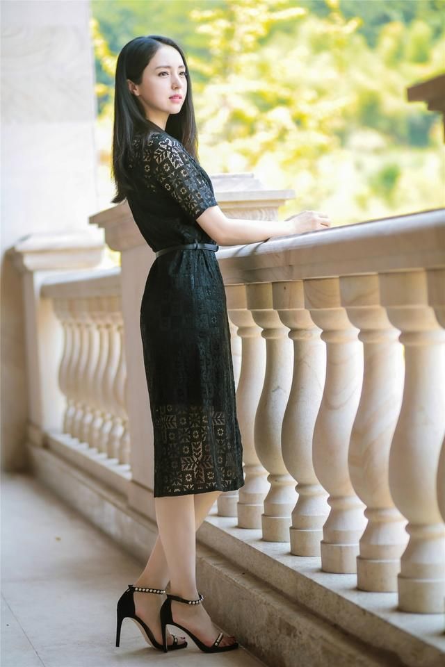 董璇对自己真狠，这么窄的鱼尾裙也硬穿，网友：显身材呗！