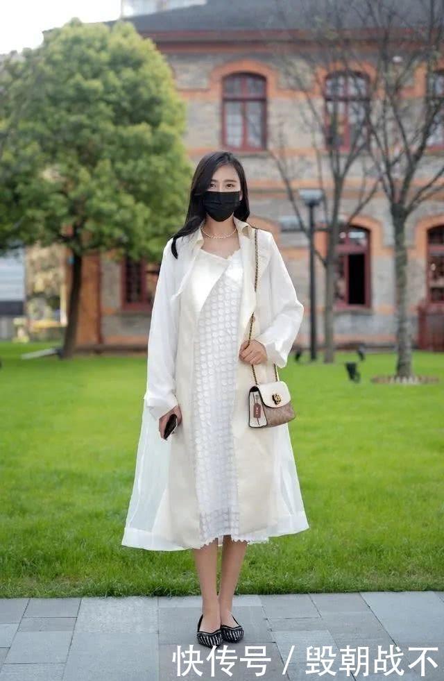 『成熟女性』路人街拍,靓女非常美,穿紧身黑色连衣裙,设计感十足