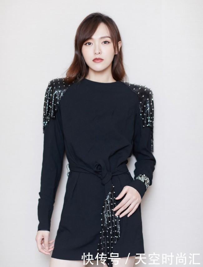 唐嫣为时尚拼了，“餐布”缝在身上很高端，太瘦了穿啥都一个样！