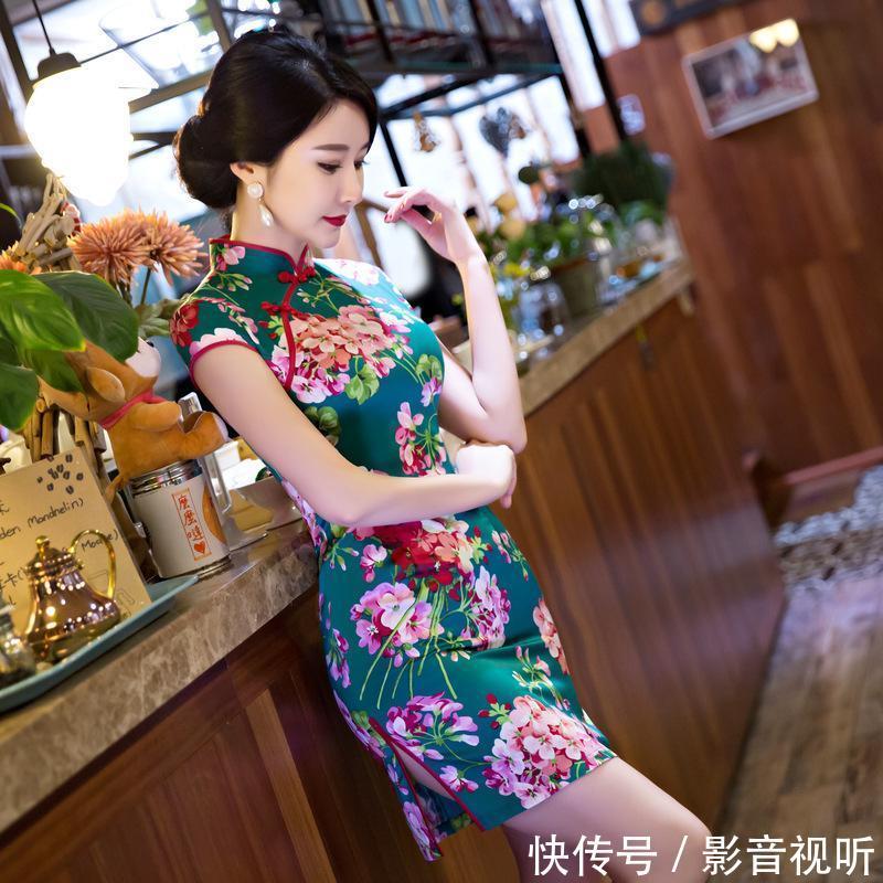 显腿细的开高衩旗袍，薄而不透超美嫩