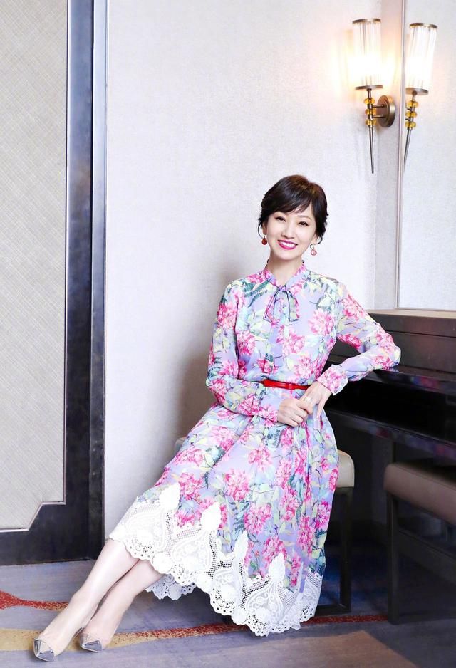 63岁赵雅芝活成了36岁，气质胜过一众女星，衣品值得所有女人学习