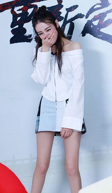 21岁关晓彤和26岁热巴同时撞衫，一个美如女神一个却像路人！