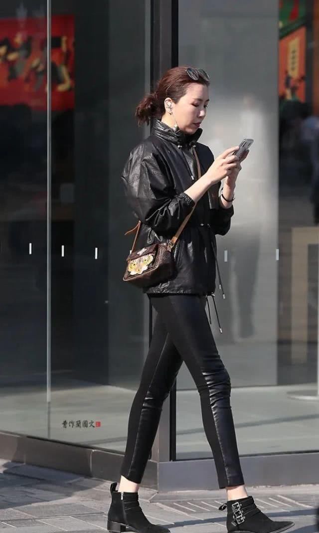  #漂亮#时尚街拍：用紧身皮裤配搭初春的漂亮美女