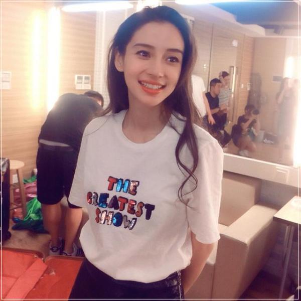 热巴穿着一身魅力的连衣裙亮相现场，却火了凉鞋，网友一致要同款