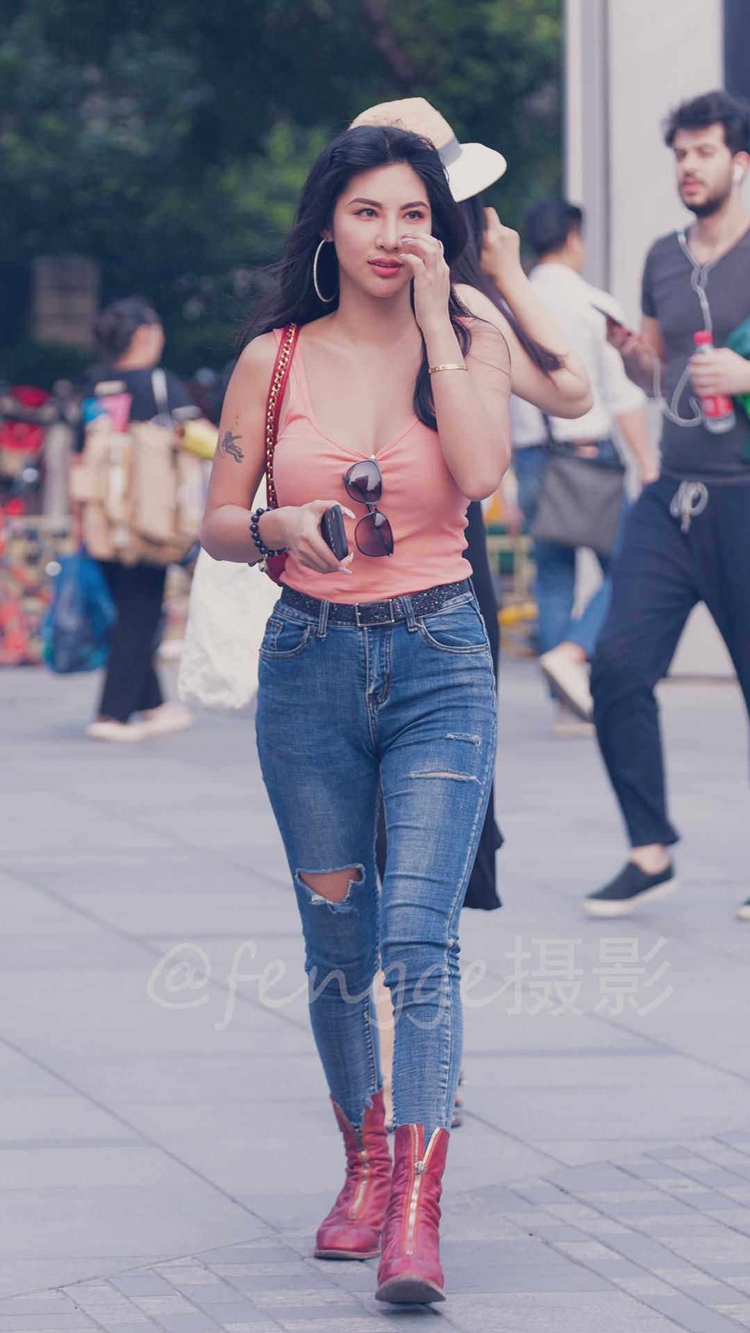 街拍:穿紧身牛仔裤的姑娘，身材微胖，气质阳光，令人难忘