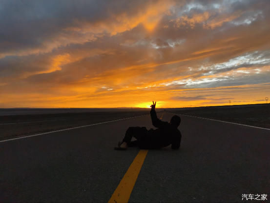 万里西游川甘青新第16天穿越大柴旦盐碱荒漠无人区游水上雅丹