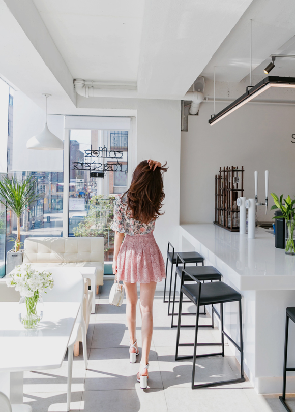 女神孙允珠，槐春暮雪墨笔钩花幽梦百褶裙