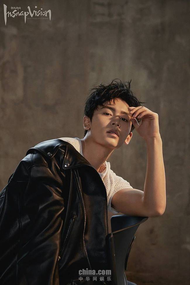 张哲瀚曝写真 冷峻帅气时尚感max