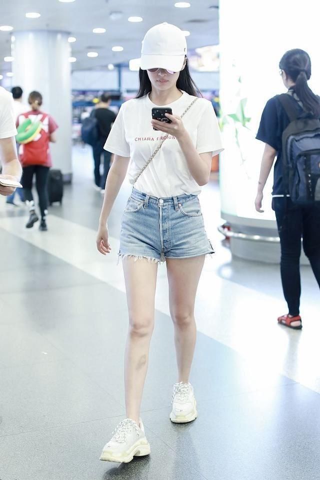 颖儿穿短裤勒的有点尴尬，腿上伤痕累累，怎么回事?