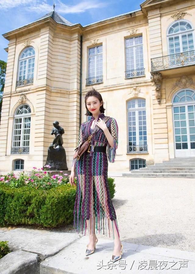 景甜穿镂空长裙出席活动，露出内衣和安全裤好性感，未修图太亮眼