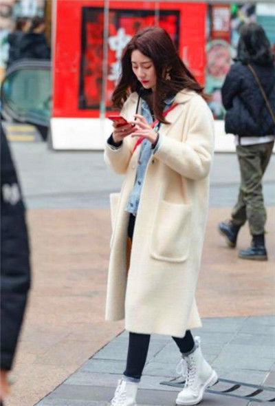  小美女|街拍：气质迷人的小美女，穿搭时髦，拎着包包十分时尚